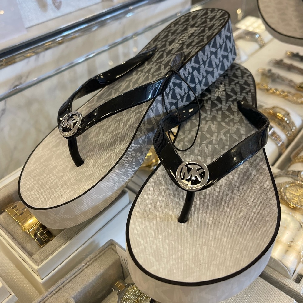 Michael Kors BEDFORD FLIP FLOP
PVC/OMBRE MK SIG
49R6BDFA1Q
Black 
NWT
Platforms - Picture 15 of 16